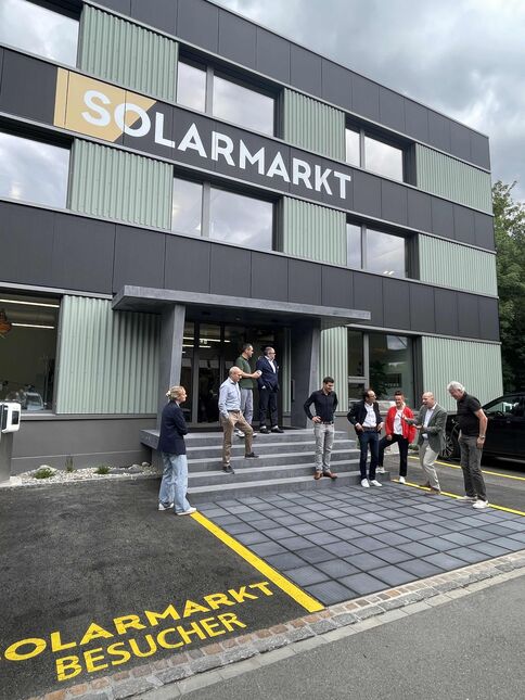 Eingangsbereich mit Solar-Gehwegplatten.